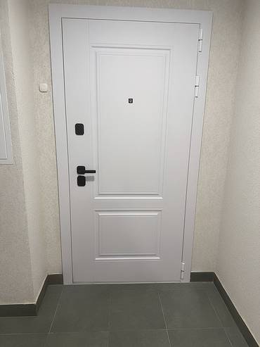 Дверь с МДФ белого цвета