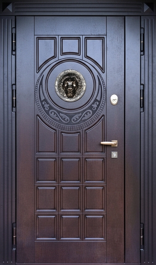 Полуторная уличная термодверь с панелями МДФ и чеканкой «голова льва»