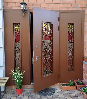 Нестандартная дверь с ковкой